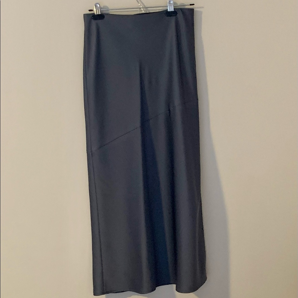 Satin skirt, silver-gray. Slit at the knee. Elastic waistband.